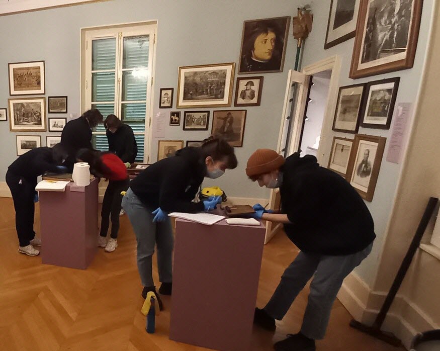 Neuf étudiants en master d’Histoire de l’Art de l'UFR des Sciences Humaines à l’Université de Bourgogne se sont engagés le temps d'une journée au musée Noisot de Fixin pour entretenir et nettoyer des œuvres d'art.